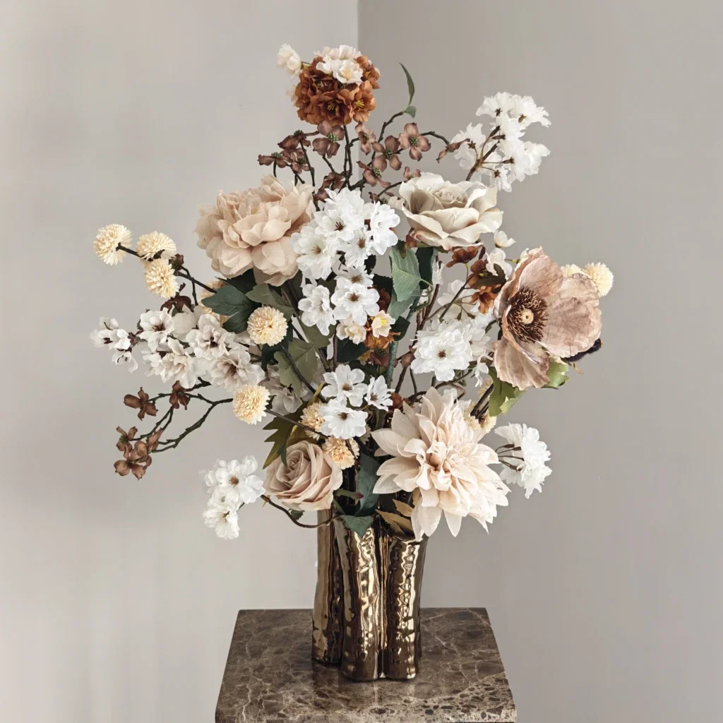 Bronze toetervaas met zijdenbloem boeket nude chique