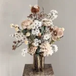 Bronze toetervaas met zijdenbloem boeket nude chique
