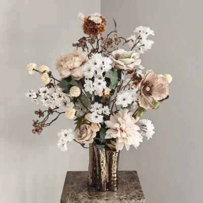 Bronze toetervaas met zijdenbloem boeket nude chique
