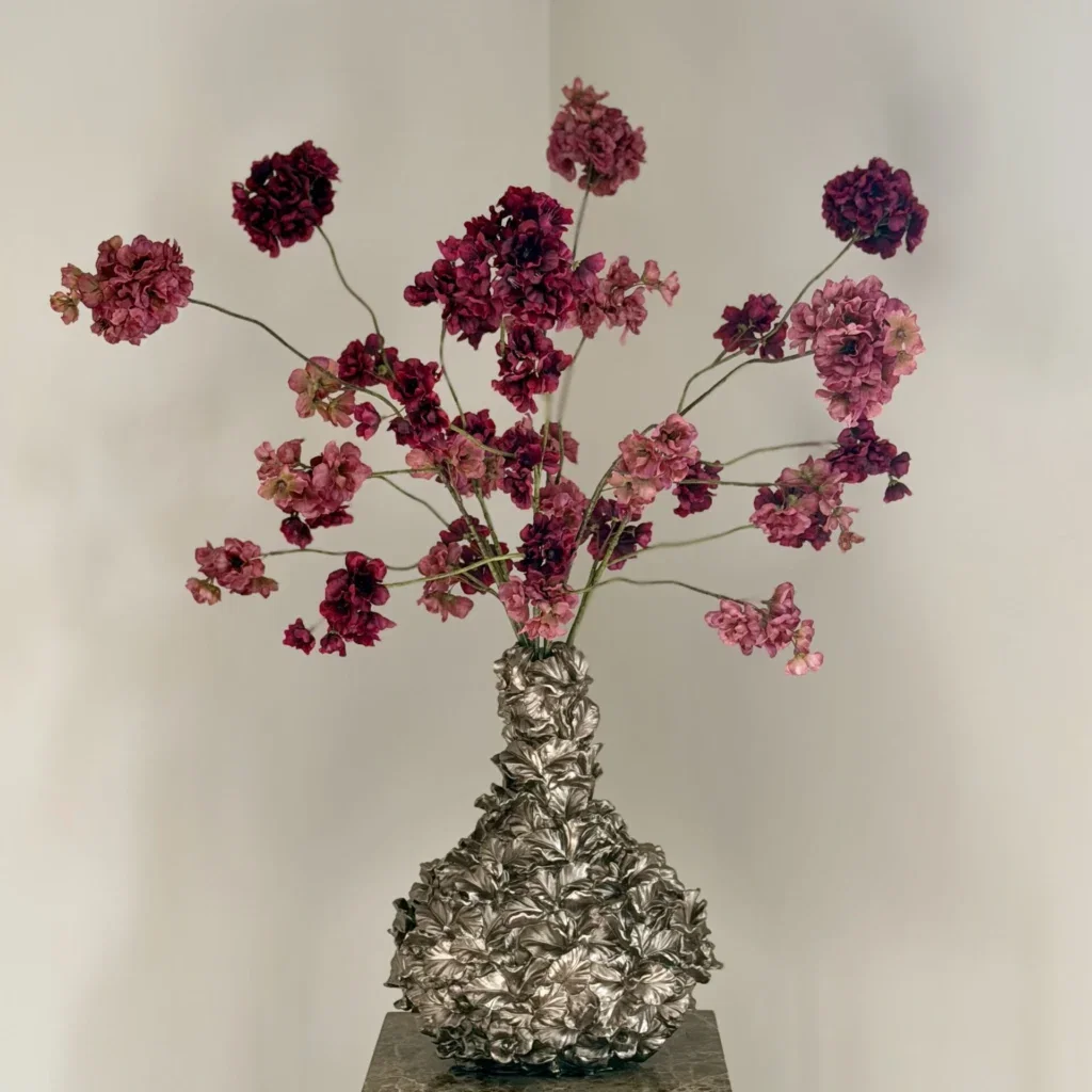 Bronze vaas met bloesems