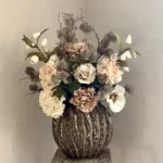 Bruine vaas met nude zijden bloem boeket