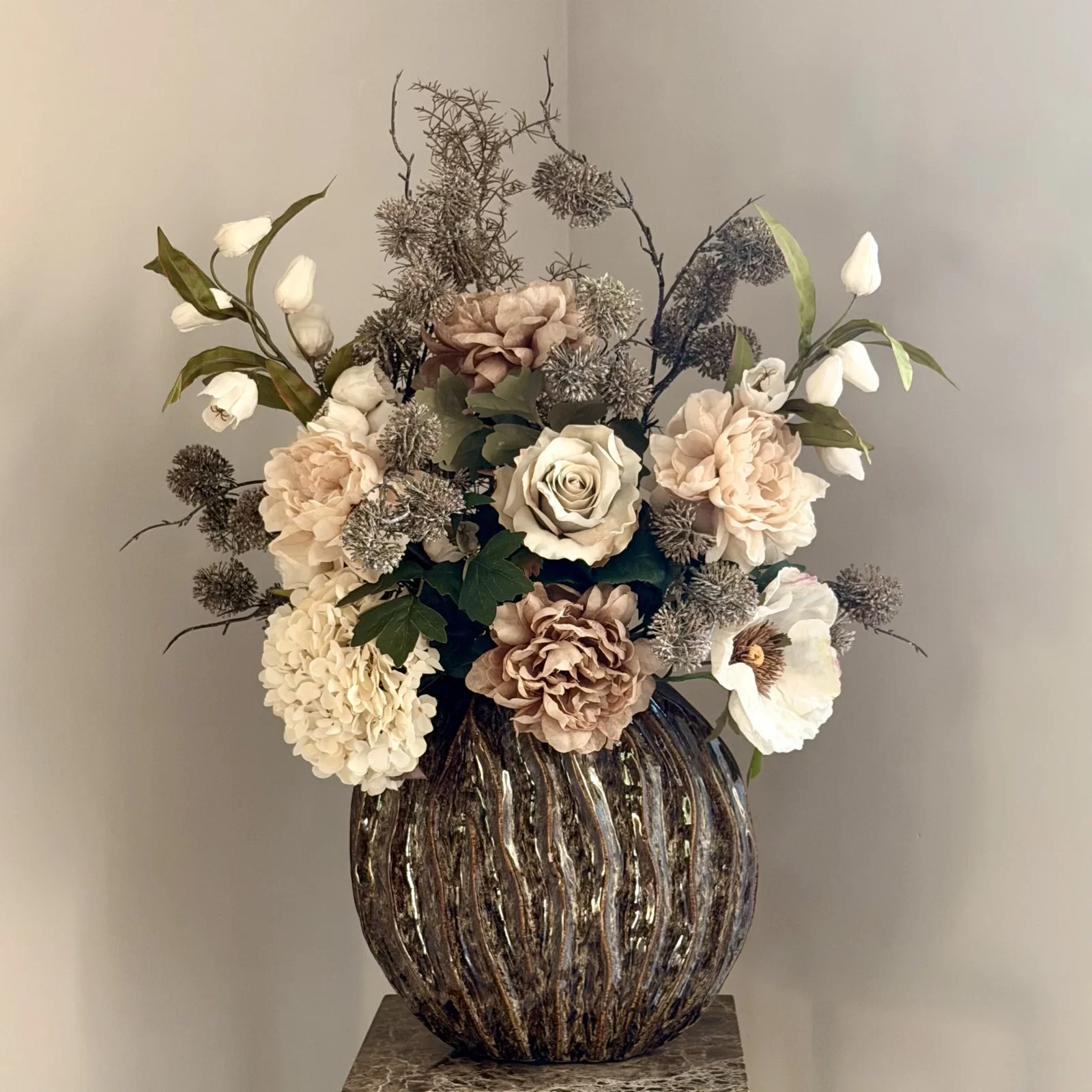Bruine vaas met nude zijden bloem boeket Bruine vaas met nude zijden bloem boeket