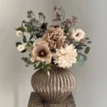 Bruine vaas met zijden bloem boeket