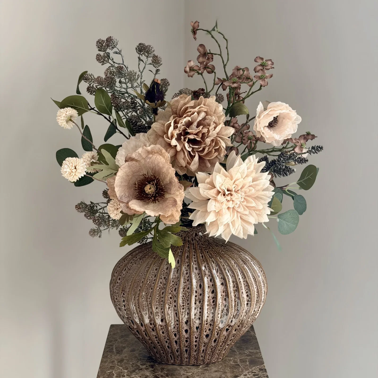 Bruine vaas met zijden bloem boeket Bruine vaas met zijden bloem boeket