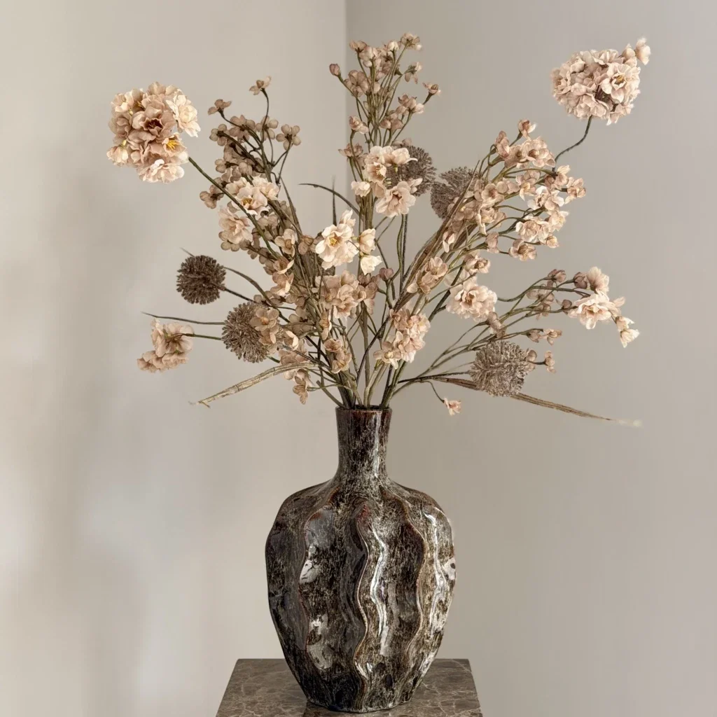 Bruine vaas met zijden bloem boeket Classy Nude