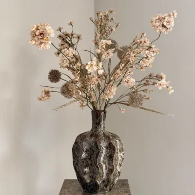 Bruine vaas met zijden bloem boeket Classy Nude
