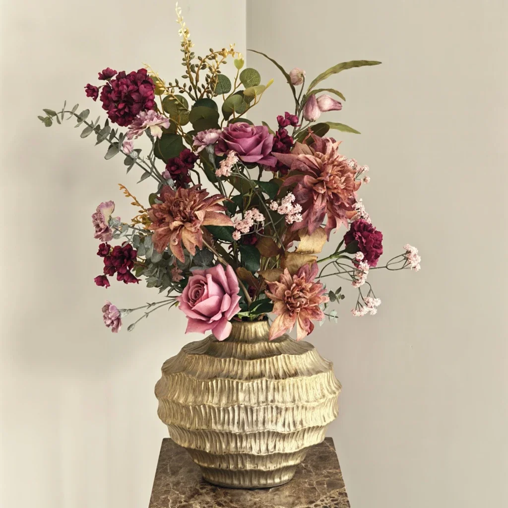 Gouden vaas met zijden bloemen boeket