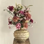 Gouden vaas met zijden bloemen boeket