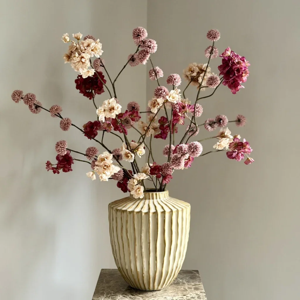 Beige vaas met Burgundy chique boeket