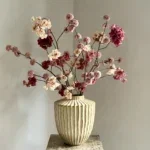 Beige vaas met Burgundy chique boeket