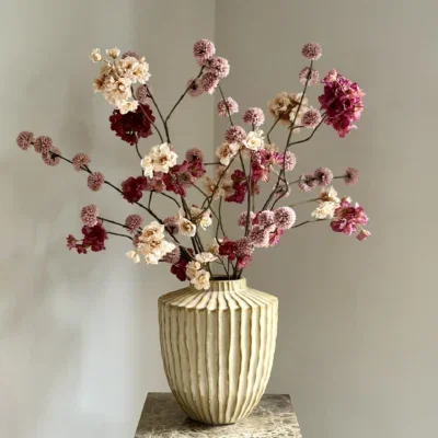Beige vaas met Burgundy chique boeket