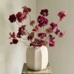 Beige vaas met burgundy roze zijden bloem boeket
