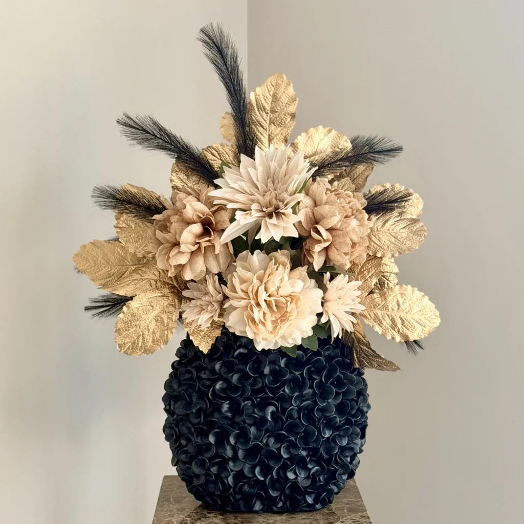 Zwarte vaas met beige gouden kunstbloemen boeket