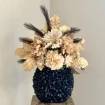 Zwarte vaas met beige gouden kunstbloemen boeket