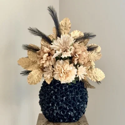 Zwarte vaas met beige gouden kunstbloemen boeket