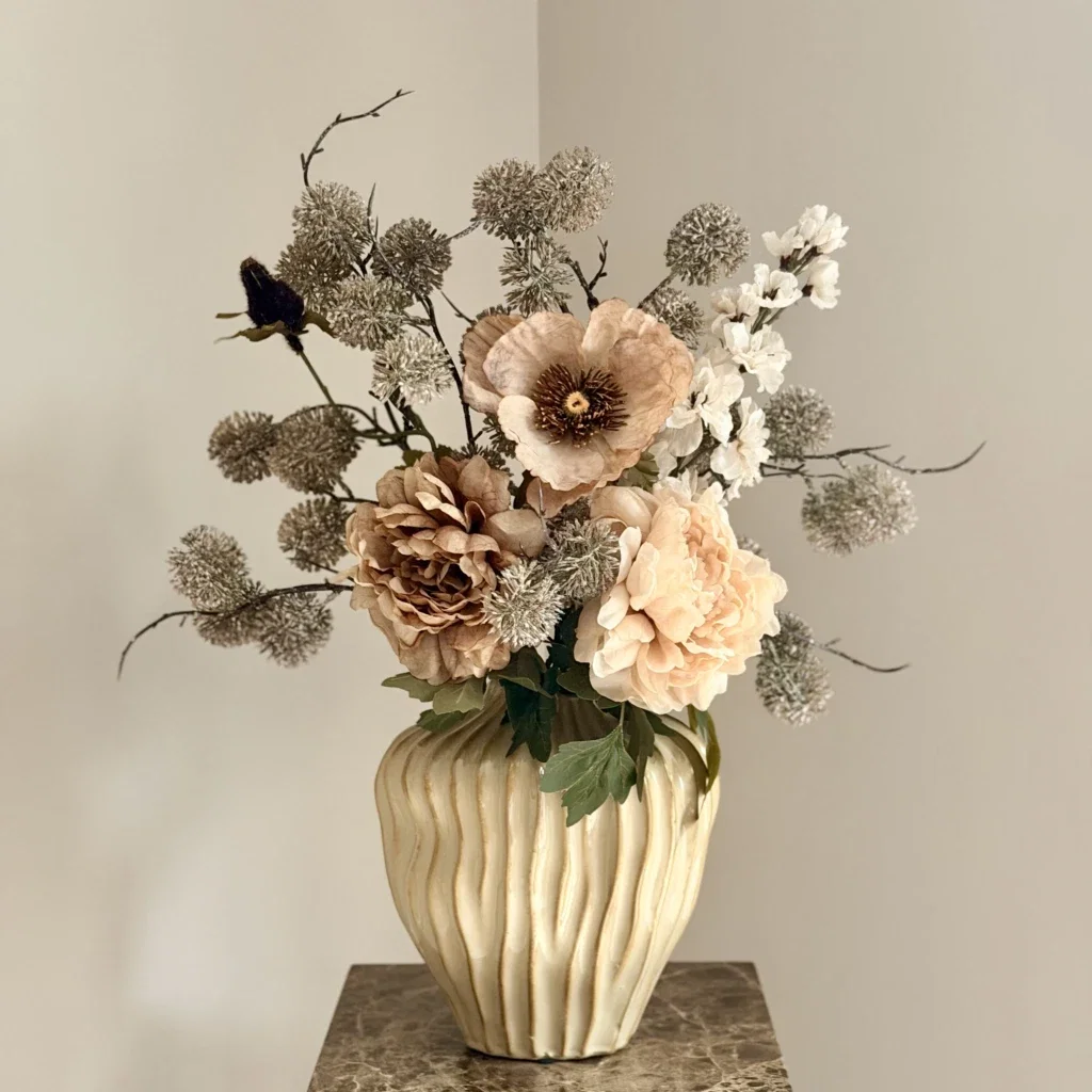 Beige vaas met herfst boeket