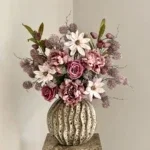 Bruine vaas met zijden bloem boeket