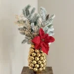 Kerstballen vaas goud met kerst boeket
